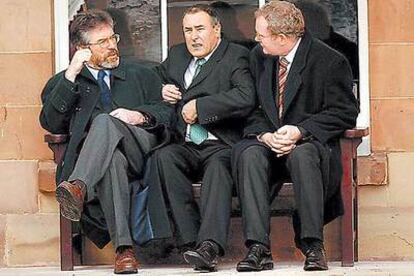 Adams, McLaughlin y McGuiness, de izquierda a derecha, en 2003.