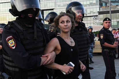 Maria Aliójina, durante una manifestación en la que se pedía que los candidatos independientes se pudiesen presentar a las elecciones locales. 