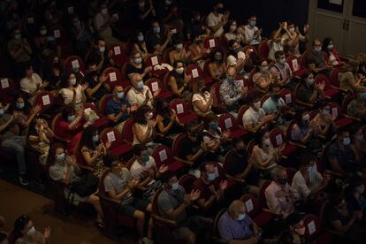 El público, con mascarilla, aplaude al final de una función en el Teatro Pavón, este septiembre.