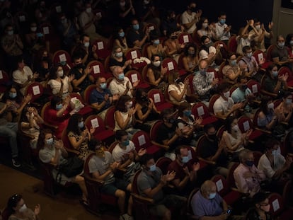 El público, con mascarilla, aplaude al final de una función en el Teatro Pavón, este septiembre.