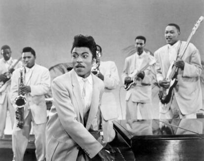 Little Richard tocando su piano en 1957. Su canción 'Tutti frutti' vendió millones, pero el solo ingresó unos dólares.