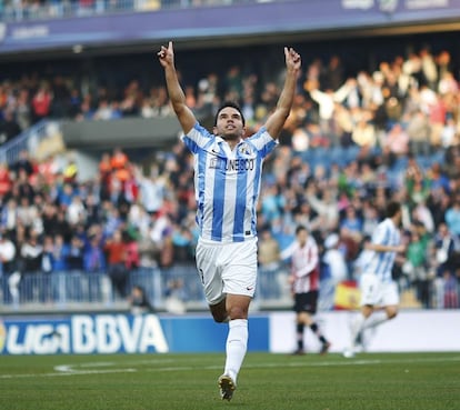 El delantero argentino del Málaga Javier Saviola (31 años) comenzó su andadura en el fútbol español en la temporada 2007/2008 cuando el Barcelona lo compró al River Plate por 36 millones. En la temporada 2005/2006 jugó cedido en el Sevilla y permaneció en las filas del conjunto blaugrana hasta 2007, cuando lo fichó el Real Madrid. Tras dos años en el equipo blanco, el argentino jugó en el Benfica del 2009 al 2012, año en el que volvió al fútbol español tras fichar por el Málaga.