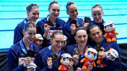 El equipo de España posa con sus medallas de bronce tras la final de equipo libre de natación artística en los Campeonatos del Mundo de Natación en Singapur. (AP Photo/Vincent Thian)