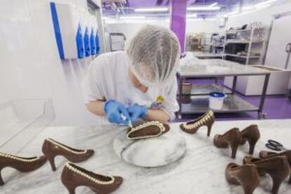 Decoración de unos zapatos de chocolate en Cadbury World, en Birmingham.