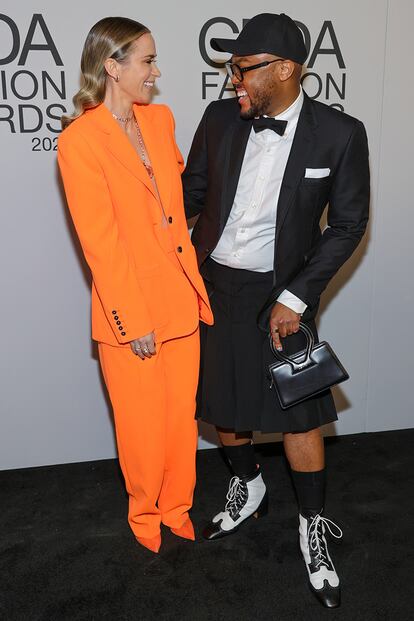 La actriz Emily Blunt y Christopher John Rogers, que ganó el premio a mejor diseñador estadounidense de ropa femenina del año.