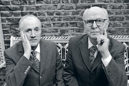 Gestos en sincronía.
La fotografía y la exposición pública han sido una de sus obsesiones. Desde el principio, Gilbert & George se calificaron como esculturas vivientes.