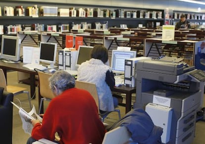 Lectores en la biblioteca pública Ánxel Casal, en Santiago. / ANXO IGLESIAS
