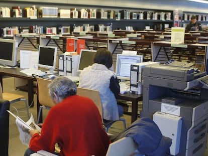 Lectores en la biblioteca p&uacute;blica &Aacute;nxel Casal, en Santiago. / ANXO IGLESIAS