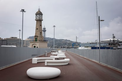 El nuevo muelle de los pescadores del Port Vell de Barcelona, inaugurado esta martes, con la Torre del Rellotge al fondo.