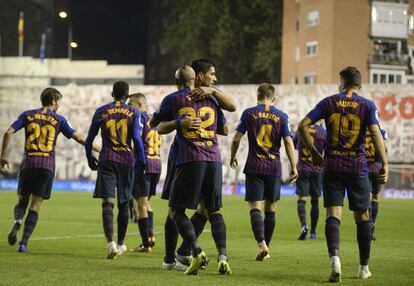 Luis Suárez y Arturo Vidal se abrazan tras culminar la remontada ante al Rayo.