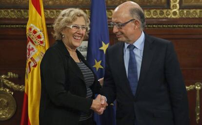 Manuela Carmena y Cristóbal Montoro en la reunión mantenida esta tarde en el Ministerio de Hacienda.