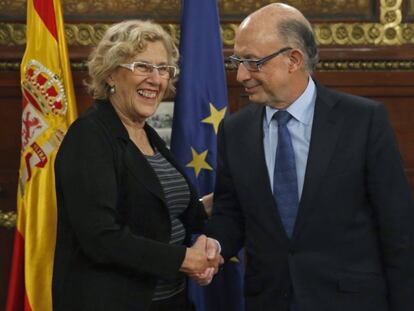 Manuela Carmena y Cristóbal Montoro en la reunión mantenida esta tarde en el Ministerio de Hacienda.