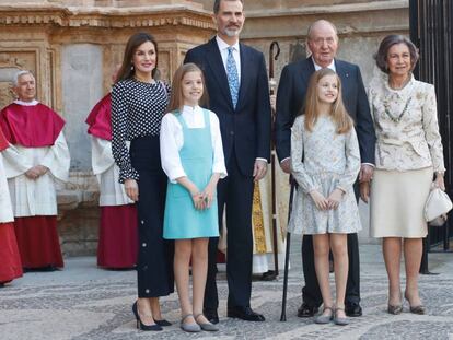 Los Reyes actuales y los eméritos en la Misa de Pascua de 2018 en Mallorca. 
