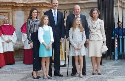 Los Reyes actuales y los eméritos en la Misa de Pascua de 2018 en Mallorca. 