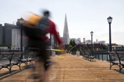 Un ciclista en el famoso 'pier' de San Francisco, California.