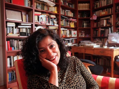 La escritora Almudena Grandes en su biblioteca de su casa de Madrid, en 1998.