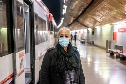 Beatriz Vega, en el andén de la estación de tren de Embajadores (Madrid), este lunes.