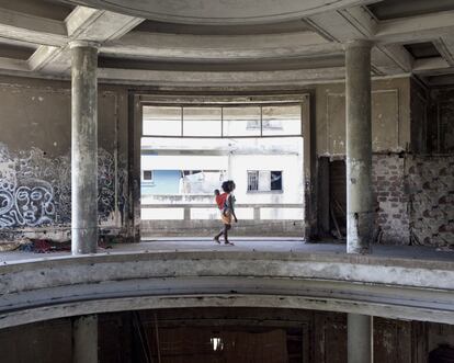 Una madre con su hijo, junto al abismo del primer piso donde en tiempos hubo una gran ventana con vistas al lujoso salón.