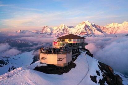 Restaurante giratorio Piz Gloria, en la cumbre del Schilthorn, en los Alpes suizos.