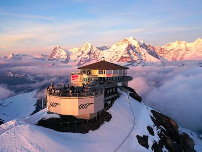 Restaurante giratorio Piz Gloria, en la cumbre del Schilthorn, en los Alpes suizos.