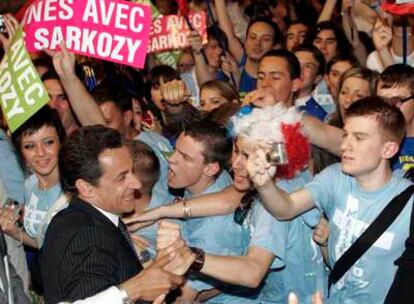 Nicolas Sarkozy estrecha las manos de sus seguidores durante su mitin de ayer en Marsella.