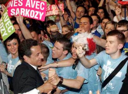 Nicolas Sarkozy estrecha las manos de sus seguidores durante su mitin de ayer en Marsella.