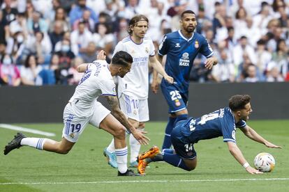 El centrocampista del Espanyol Óscar Melendo (a la derecha) cae al suelo durante una jugada con Dani Ceballos (a la izquierda).