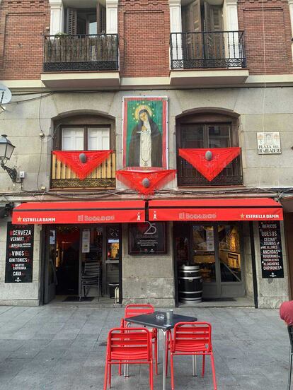 El bar Bonnano, en la plaza del Humilladero, decorado con motivo de las fiestas de La Paloma, suspendidas este año