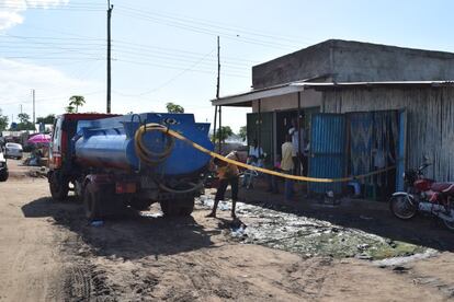 En las calles de Juba se habla con prudencia de política. Casi todo queda por hacer porque la ciudad ha crecido mucho urbanísticamente, pero no se ha desarrollado en infraestructuras básicas como una adecuada red de agua potable que llegue a los hogares. En cambio, todos apuntan con desesperación las deficiencias cotidianas a las que se enfrentan las familias: la escasez de alimentos (que se está agravando porque este año el conflicto bélico ha impedido que se cultive), el deficitario acceso a la sanidad, las insuficientes escuelas.