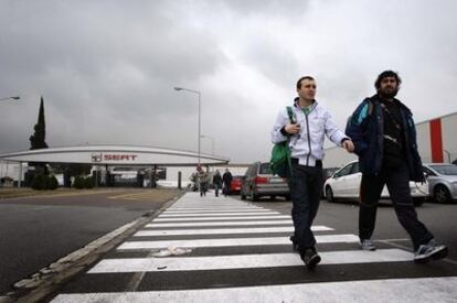 Trabajadores de la planta de Seat en Martorell (Barcelona), ayer, a la salida de la fábrica.