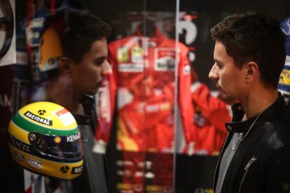 Jorge Lorenzo contempla la pieza más admirada de su muestra, el casco de Ayrton Senna.