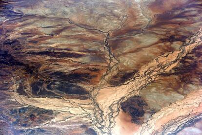 Vista aérea de un sistema fluvial en The Arnhem Land, un territorio que fue declarado reserva aborigen en 1931. Está situado en el territorio norte de Australia, tiene una superficie de alrededor de 97.000 kilometros cuadrados y una población de alrededor de 16.000 habitantes. Los no aborígenes sólo pueden entrar por invitación.