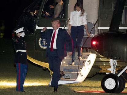 Donald Trump chega à Casa Branca, na segunda-feira à noite, acompanhado por sua esposa, Melania.