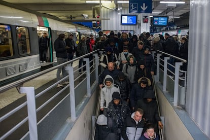 La jornada de bloqueos es una prueba para Macron y para los sindicatos y los opositores a la reforma. En la imagen, varios usuarios se bajan de un tren en la estación parisina de Gare du Nord.