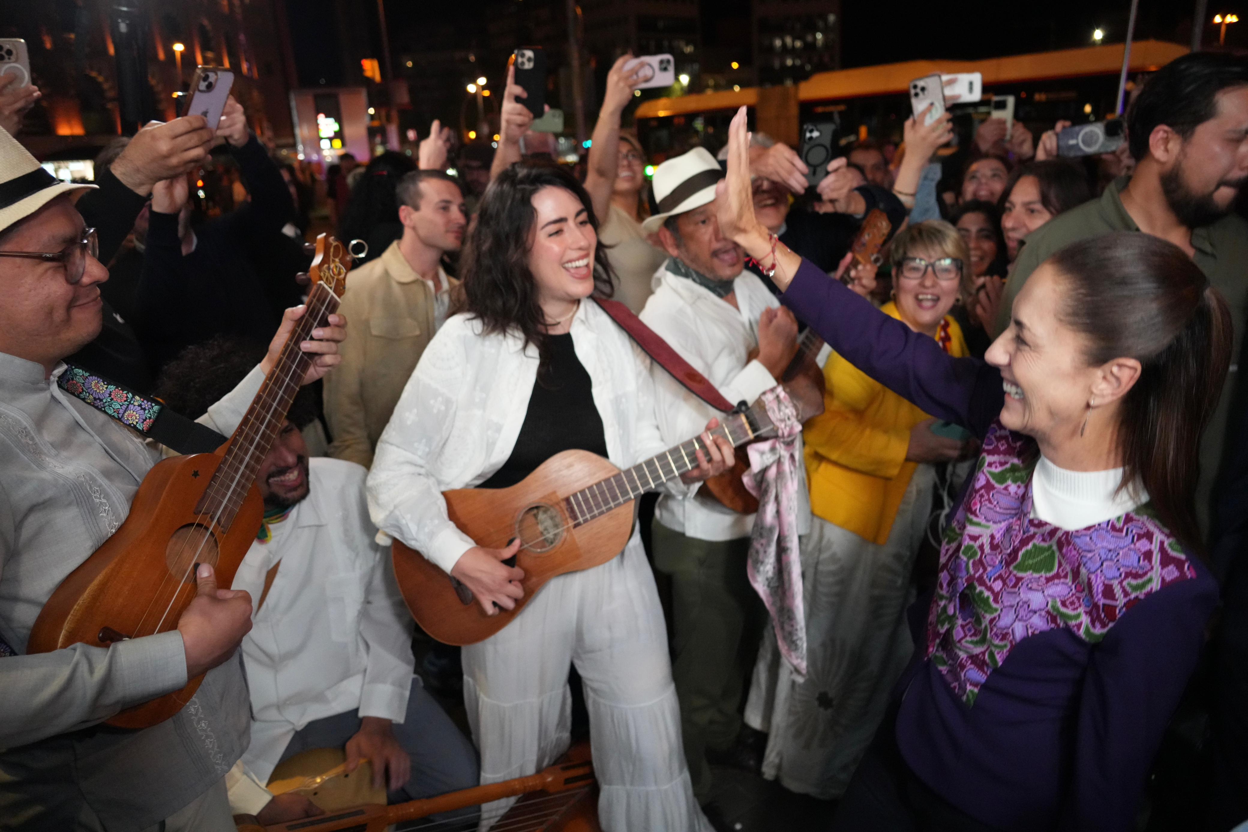 Claudia Sheinbaum llega a Barcelona en su primera visita a Europa como presidenta de México