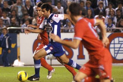 Valeron se marcha de dos jugadores del Celta.