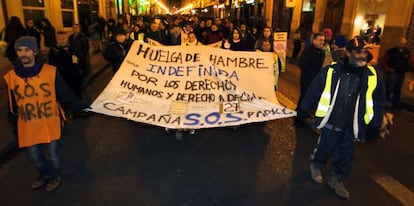 Los vecinos del Parque Alcosa, en Alfafar, protestaron ayer en Valencia para exigir el pago de la deuda de la Generalitat.