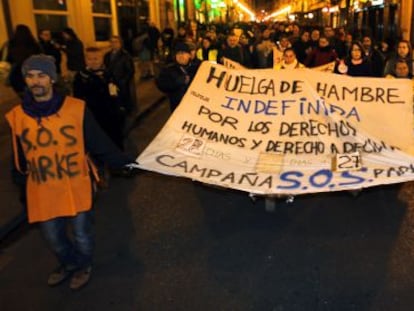 Los vecinos del Parque Alcosa, en Alfafar, protestaron ayer en Valencia para exigir el pago de la deuda de la Generalitat.