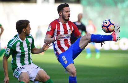 Saúl Niquez (d) controla el balón ante el serbio Darko Brasanac