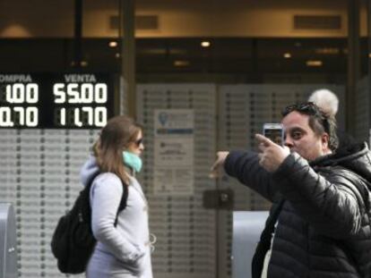 El peso pierde más del 30% de su valor y las acciones argentinas se hunden en Wall Street tras la contundente victoria del peronismo