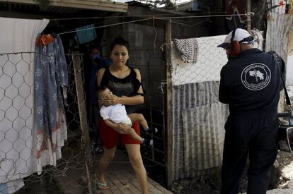 La Organización Mundial de la Salud (OMS) teme que entre 3 y 4 millones de personas resulten afectadas por el actual brote del zika en América durante 2016. En la imagen de este viernes 28 de enero, una mujer protege a su hijo durante los trabajos de fumigación en San José, en Costa Rica.