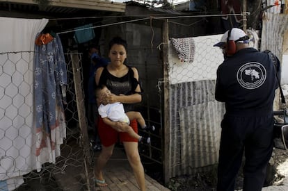 La Organización Mundial de la Salud (OMS) teme que entre 3 y 4 millones de personas resulten afectadas por el actual brote del zika en América durante 2016. En la imagen de este viernes 28 de enero, una mujer protege a su hijo durante los trabajos de fumigación en San José, en Costa Rica.