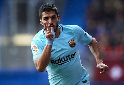 Luis Suárez, del Barcelona, celebra su gol.