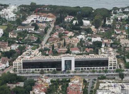 Vista aérea del hotel Guadalpín, cuya promotora (Aifos) ha recibido tres nuevas denuncias.