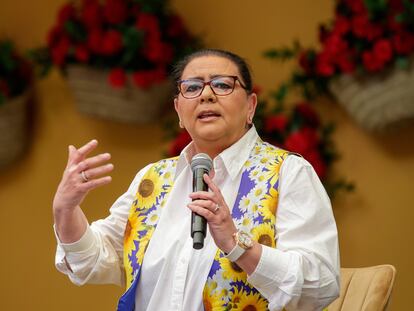 SEVILLA, 21/04/2022.- La cantante sevillana María del Monte durante la presentación de su nuevo disco "Todo vuelve", tras catorce años sin grabar en un estudio, por lo que ha destacado que es "Un día trascendental para mi". Un nuevo trabajo producido y creado por ella misma con el que intentará volver a la normalidad tras la muerte de su madre y de su hermano, hoy jueves en Sevilla. EFE/ Julio Muñoz
