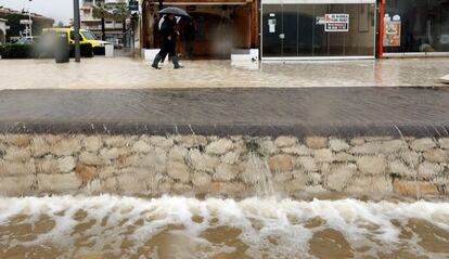 El temporal de lluvia y viento que afecta a la Comunitat Valenciana ha dejado acumulados de hasta 250 litros por metro cuadrado en Xàbia (Alicante). 