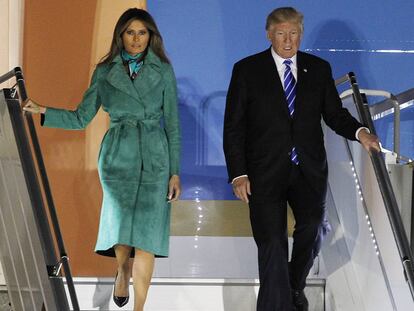 El president Donald Trump i la seva esposa Melania després d'aterrar a Polònia.