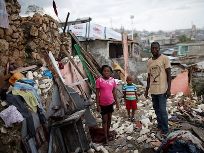 Un padre y sus hijos durante el terremoto de Hait&iacute;
 