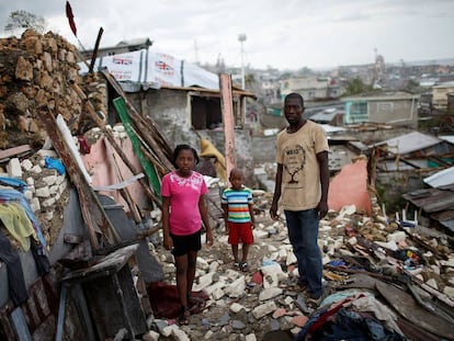 Un padre y sus hijos durante el terremoto de Hait&iacute;
 