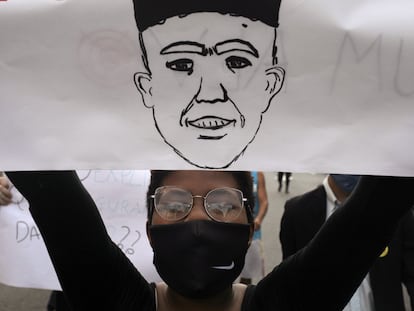 Manifestante carrega cartaz com o rosto de João Pedro desenhado, em protesto em São Gonçalo em 5 de junho.